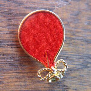 Red balloon pin, vintage 80s.